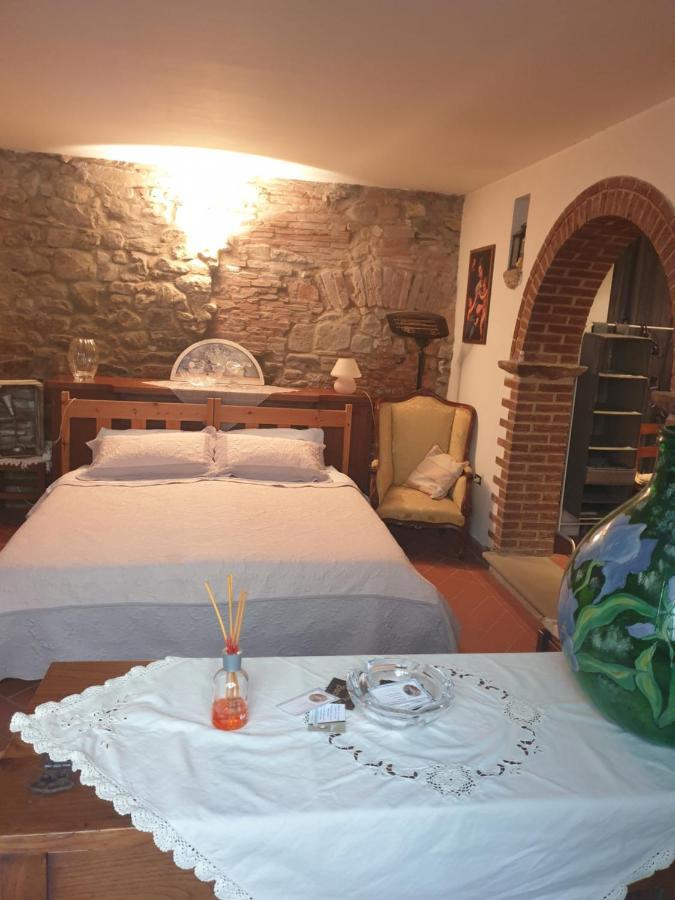 Helga'S House- Una Finestra Sul Borgo Ambra Exterior photo